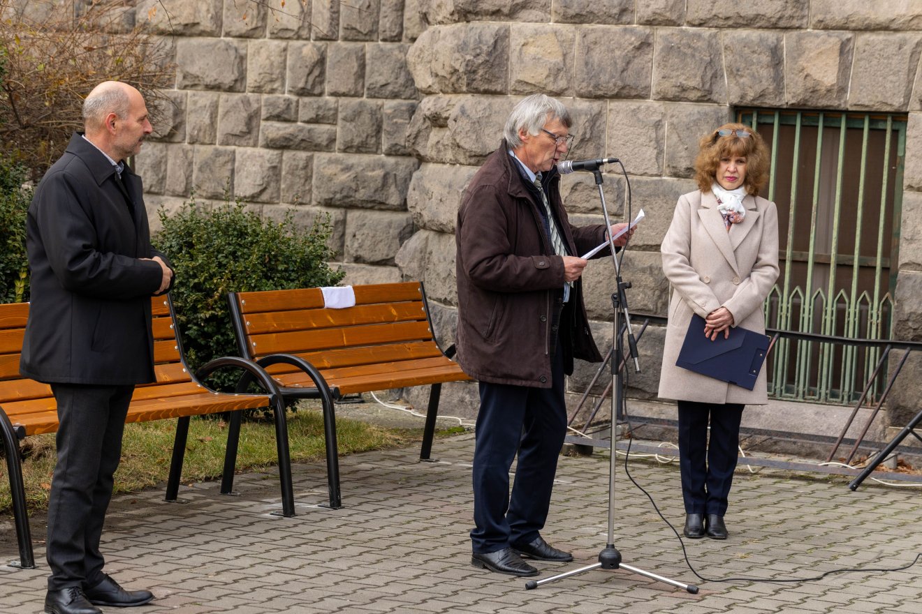 A múlt héten lezajlott évfordulós megemlékezésen emlékpadokat is elhelyeztek •  Fotó: Balázs Tas