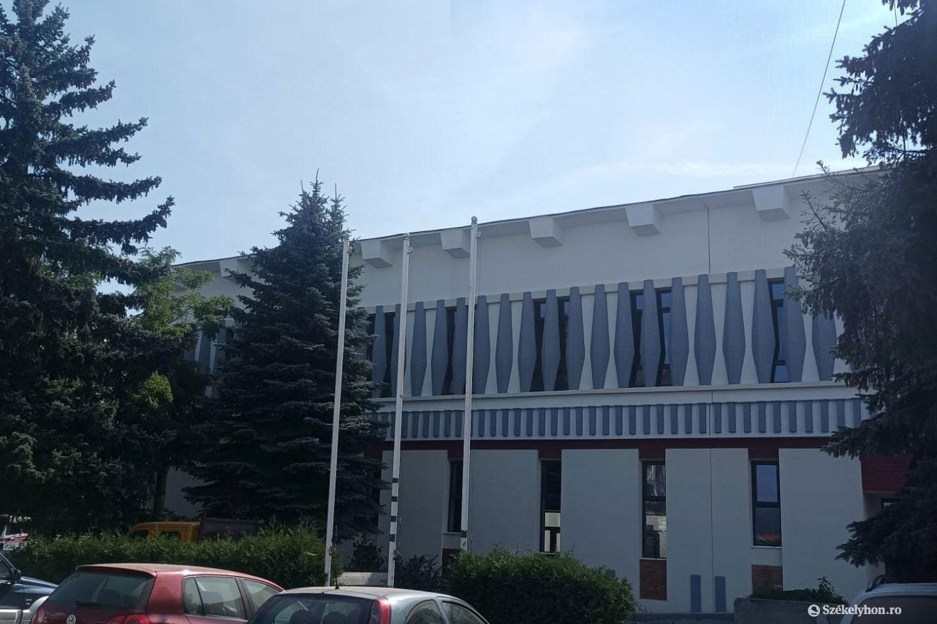 Zászlórúd lobogó nélkül Gyergyószentmiklóson •  Fotó: Gergely Imre