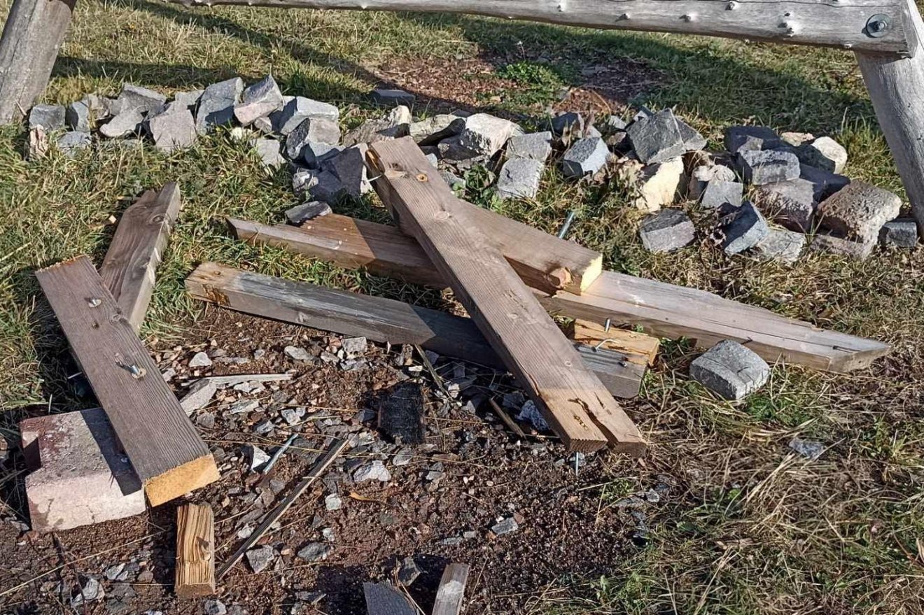 A keserűség beszél a civilekből. „Aki akarja, letörheti, eltüzelheti a kápolna tornácának léceit, nem baj, újakat készítünk” •  Fotó: Csibi Márti