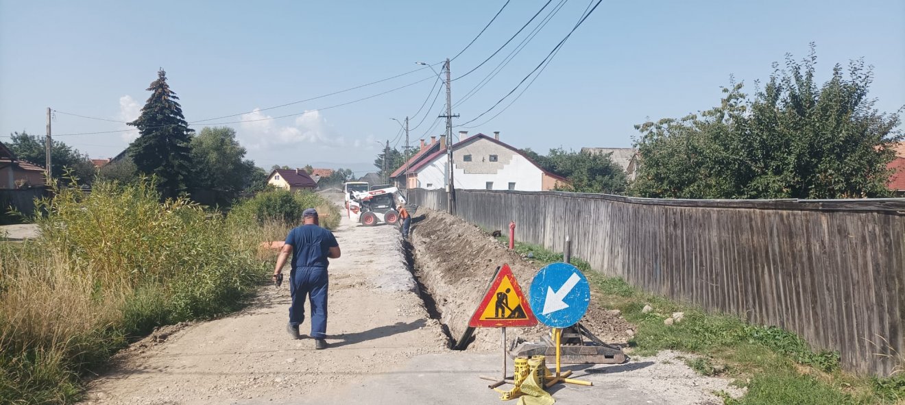 A gerincvezetéket most építik ki, a rácsatlakozások majd később történnek meg •  Fotó: Gergely Imre