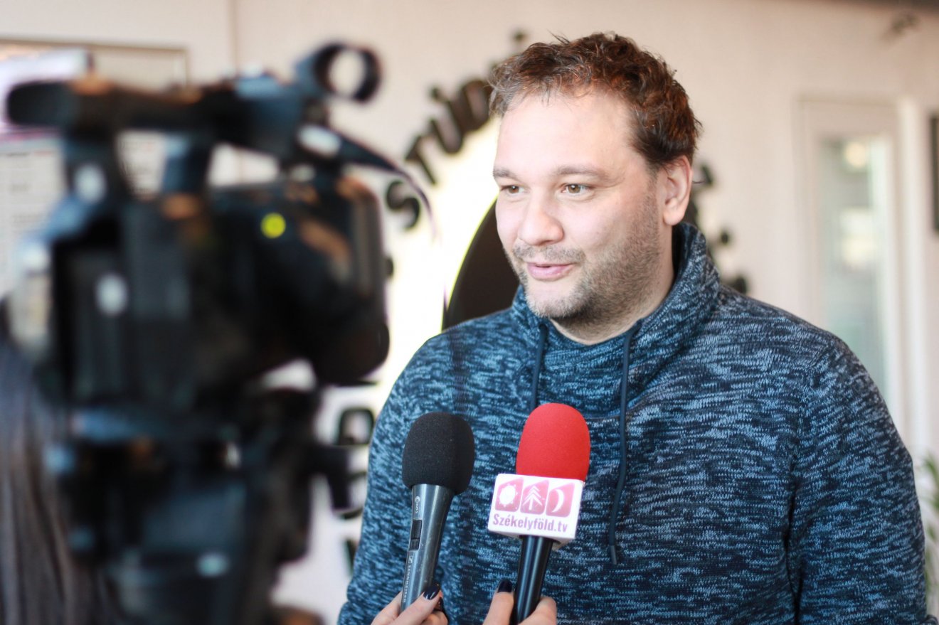 Albu István ismerteti az évad második felét •  Fotó: Kozma Péter, Figura Stúdió Színház
