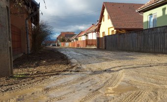 Négy gyergyószentmiklósi utca lakóinak lett elegük a folyamatos sártengerből