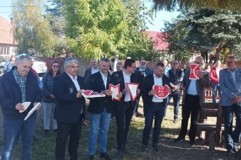 Közlekedési tiltó- és figyelmeztető táblákat törtek össze