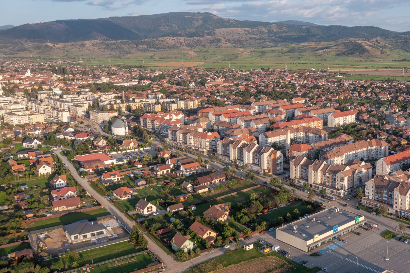 Napelemes rendszer a kórháznak, digitalizáció a városházán
