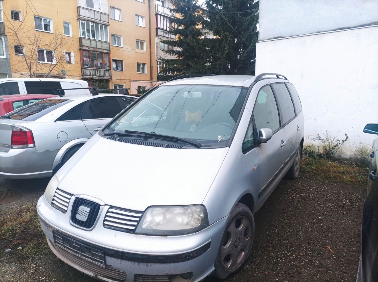 Rendszám nélkül foglalja a parkolóhelyet ez az autó is •  Fotó: Gergely Imre
