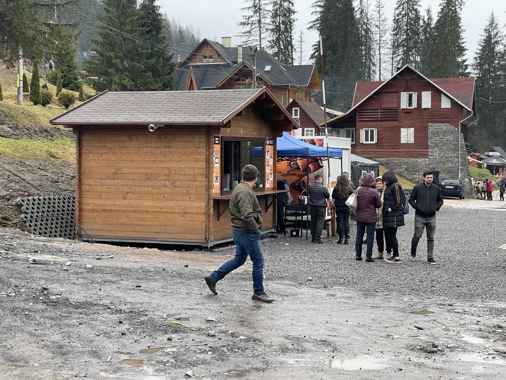 Ahol elvileg csak sétányszélesítés volt, most többek között lángost árulnak •  Fotó: Olvasónk felvétele