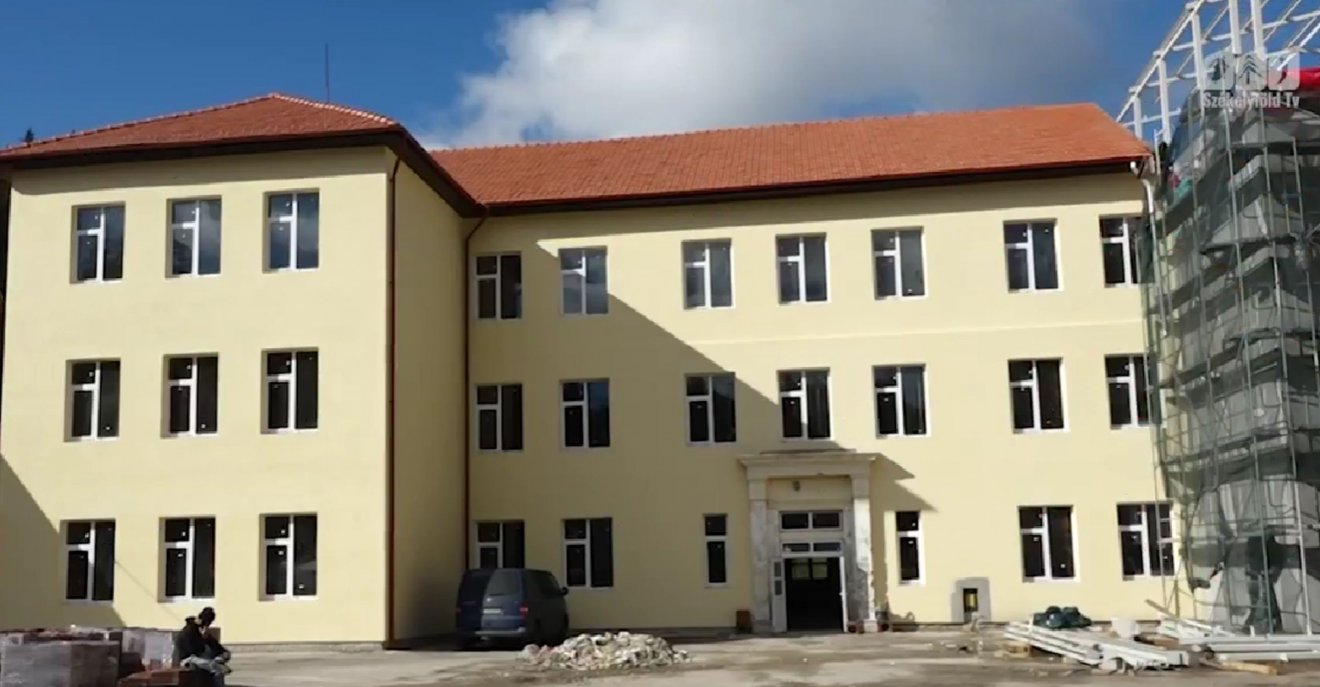 Az új tanév kezdetére át szeretnék adni a Zimmethausen Iskolaközpont felúújított épületét •  Fotó: Gergely Imre