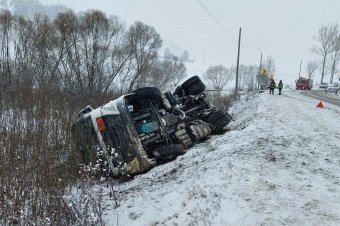 33 ezer liter üzemanyagot kell átszivattyúzni a felborult tartálykocsiból
