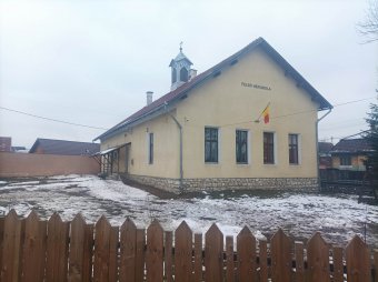 Orvosi rendelőt és iskolaépületet újítanak fel Gyergyószárhegyen