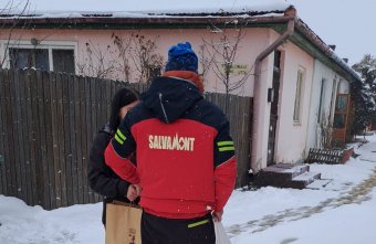Mintha karácsony jönne: hóban viszik a húsvéti jótékonysági csomagot