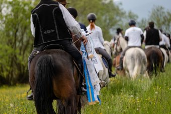 Sokan gyalogosan, vonattal, lovon és kerékpárral zarándokolnak a csíksomlyói búcsúba
