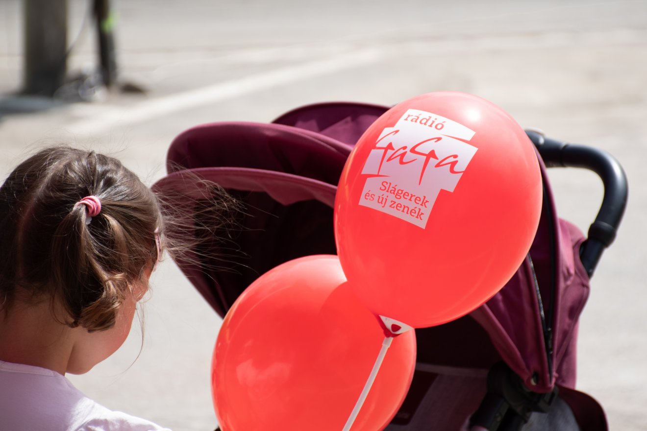 A Gasztró utca ilyen vagány Rádió GaGa lufikkal telt meg •  Fotó: László Ildikó