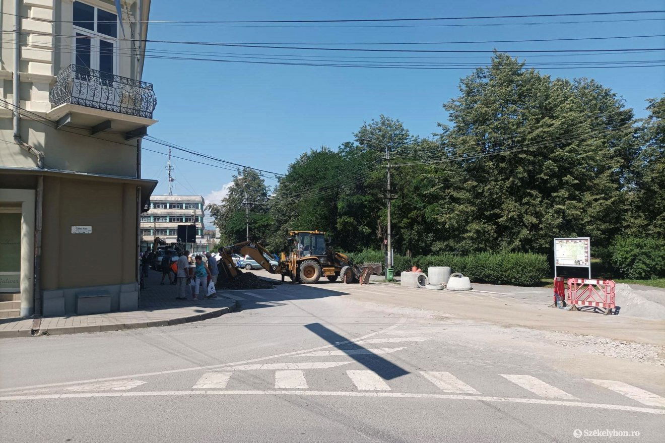 A Szabadság téren júliusban fektettek le vezetékeket, most állítják helyre az útburkolatot •  Fotó: Gergely Imre