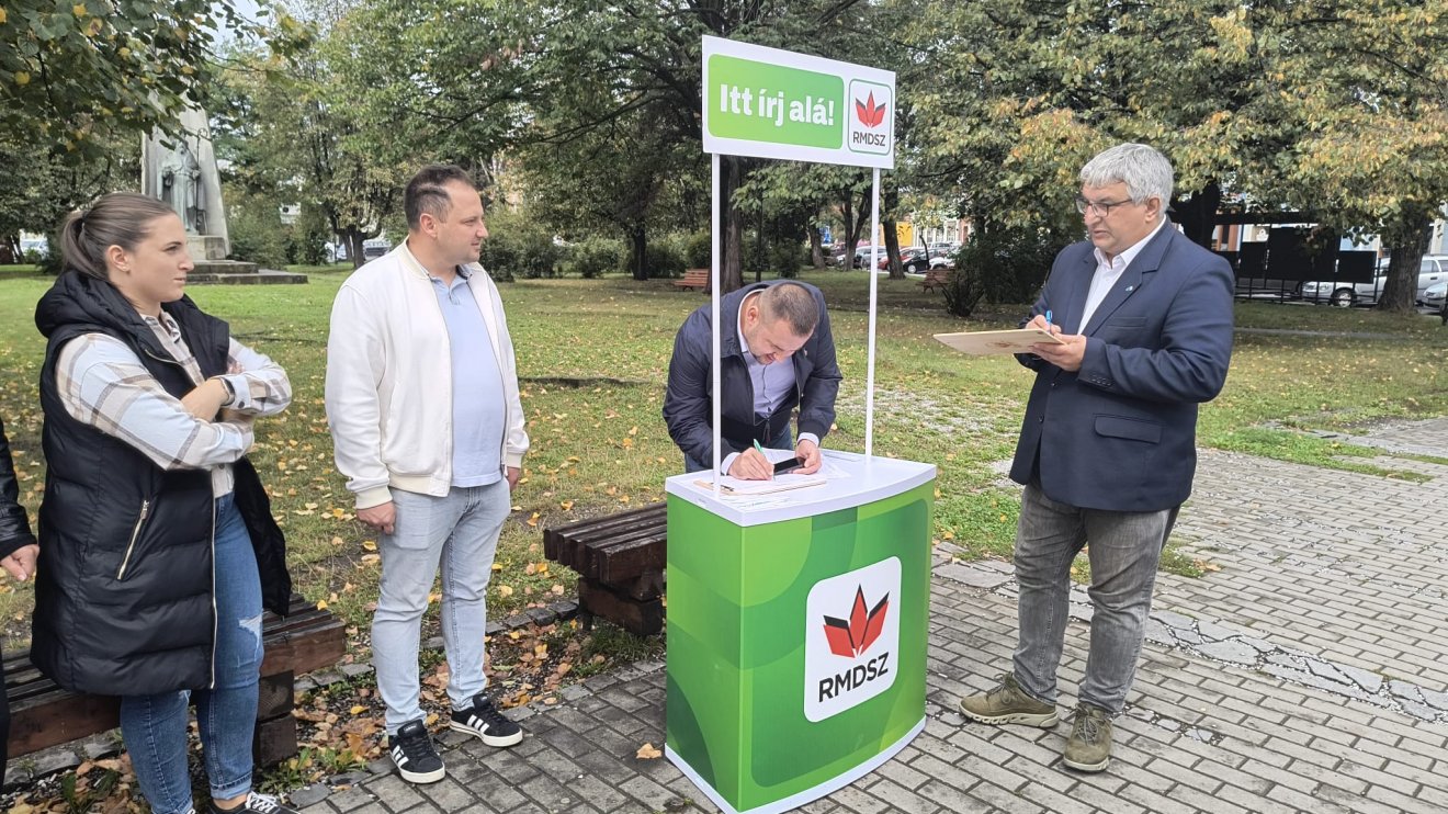 Elkezdődött az aláírásgyűjtés, az elöljárók is aláírták az íveket •  Fotó: Gergely Imre