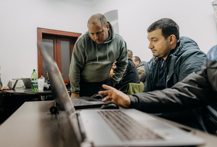 Megtanítanák az embereket a mesterséges intelligencia használatára
