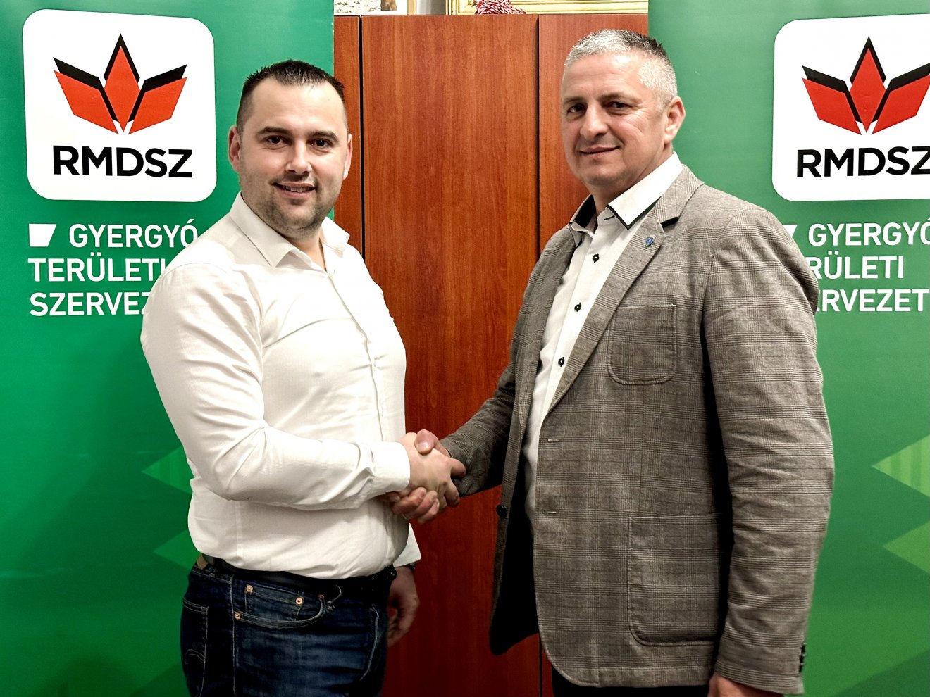 Barti Tihamér, az RMDSZ gyergyószentmiklósi szervezetének elnöke gratulál Len Emil Balázsnak •  Fotó: Gergely Imre