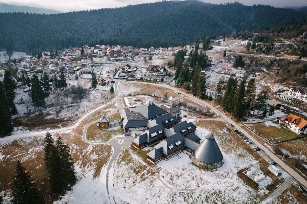 Borszéki városkép, előtérben a Fontana gyógyfürdővel
