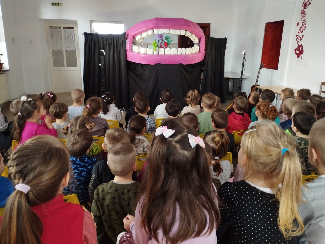 A HalVirág nemcsak szórakoztatja a gyerekeket, hanem tanító jellege is van az előadásoknak. A Fogasmese célja például az, hogy a fogászattal szembeni félelmet eloszlassa •  Fotó: Halvirág Bábszínház