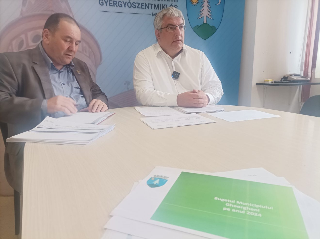 Gencsi Mihály városmenedzser és Csergő Tibor András, Gyergyószentmiklós polgármestere. A költségvetés-tervezetet mutatták be •  Fotó: Gergely Imre