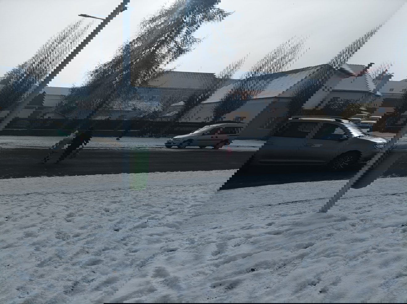 Átkelés az úton. A járművezetők jóindulatára hagyatkozva • Fotó: Gergely Imre