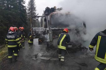 Teljesen kiégett egy kamion vezetőfülkéje Gyergyóalfalunál