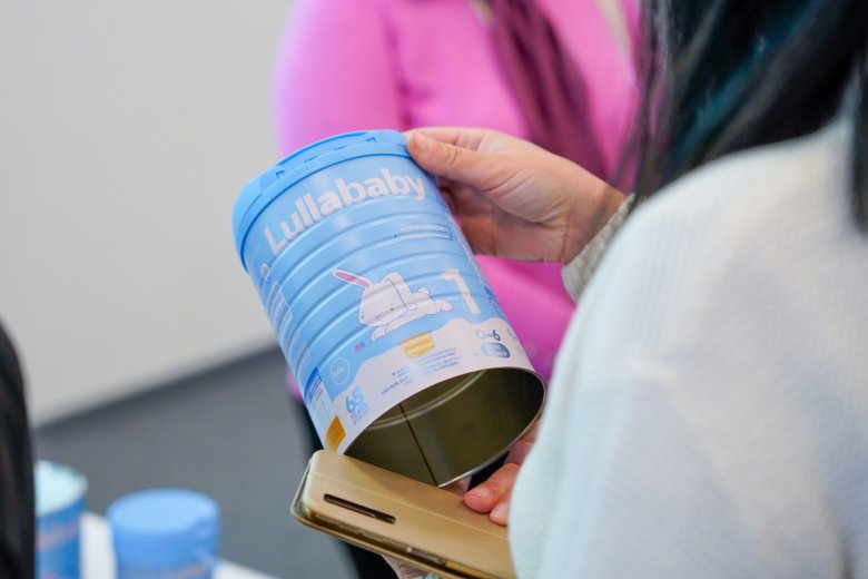 Világra jött a Lullababy: újraindult a gyergyóremetei csecsemőtápszer-gyártás