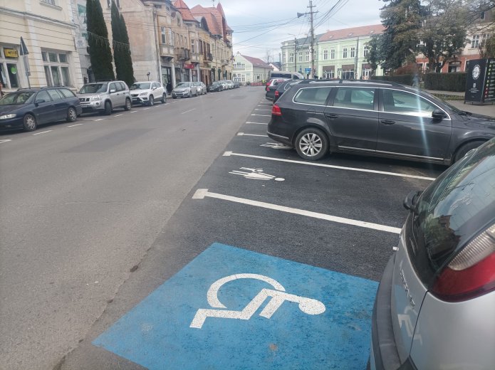 Fogyatékkal élők számára fenntartott helyekre álltak a sofőrök, drágán megfizették az ingyenes parkolást