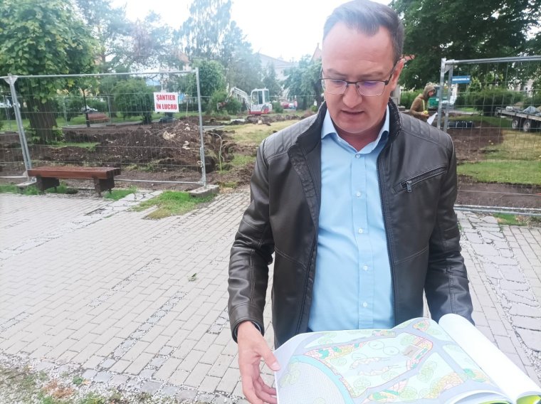 Méltó környezetet kap Gyergyószentmiklós védőszentjének főtéri szobra