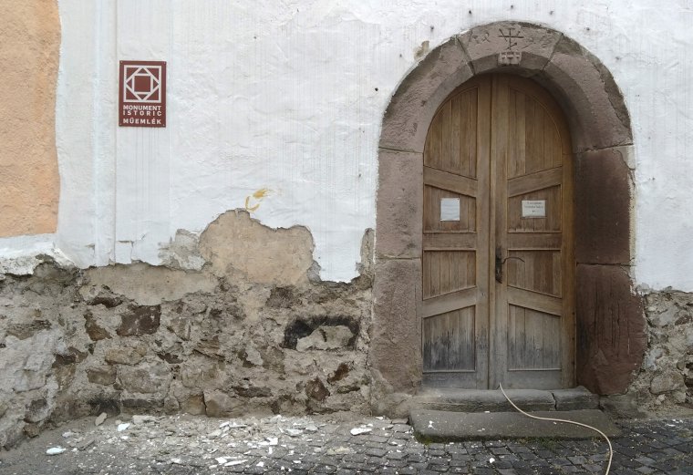 Középkori eredetű vakolat- és festékrétegekre bukkantak a gyergyószentmiklósi Szent Miklós-templomnál