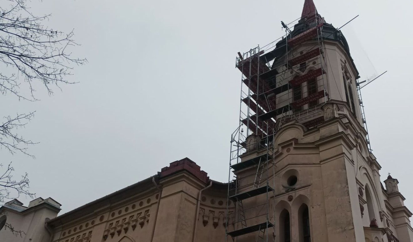 A neogótikus épület tetőszerkezete rossz állapotba került, így a teljes felújítás halaszthatatlan