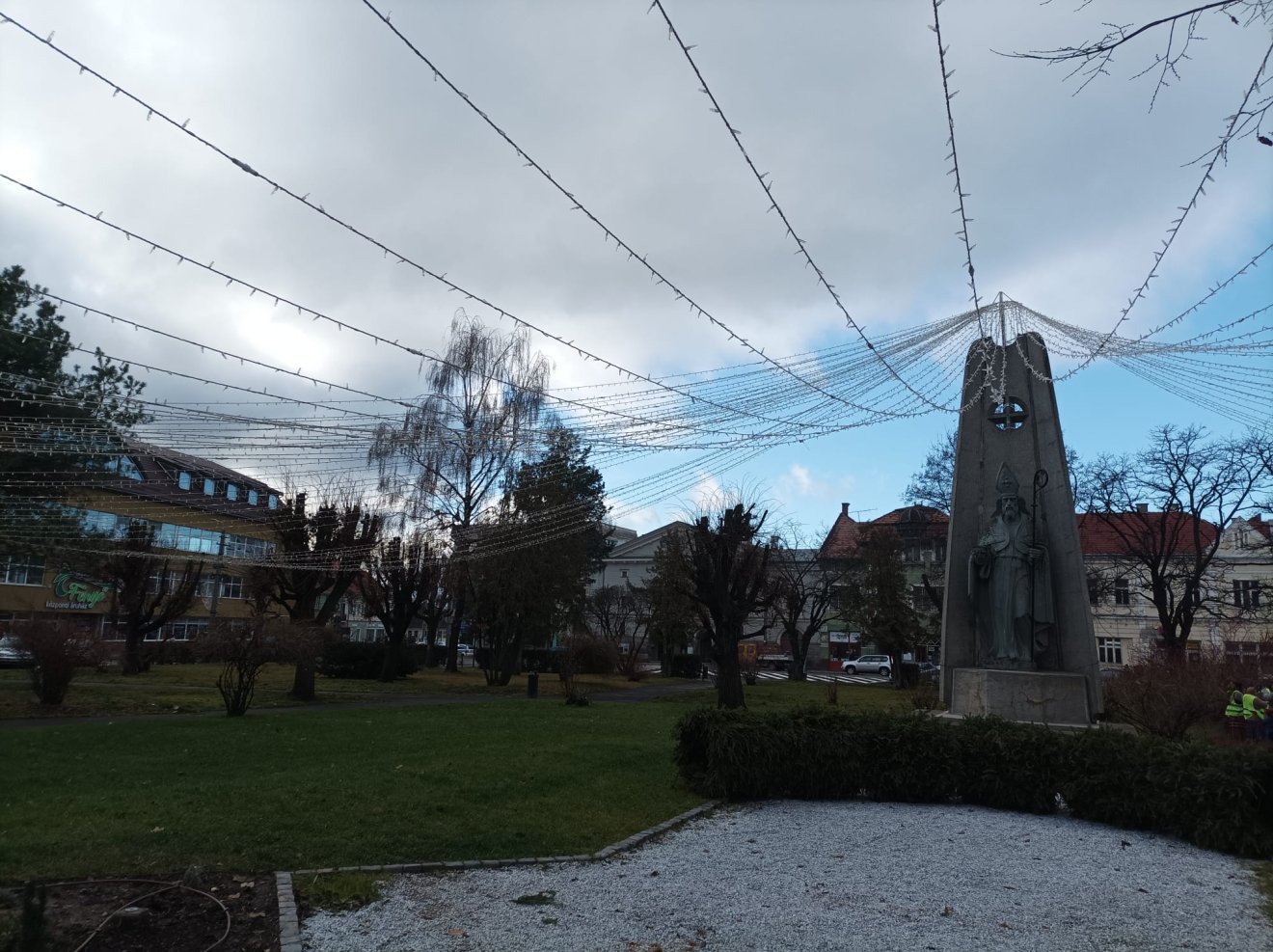 A fényfüzérek egy része már készen áll •  Fotó: Gergely Imre