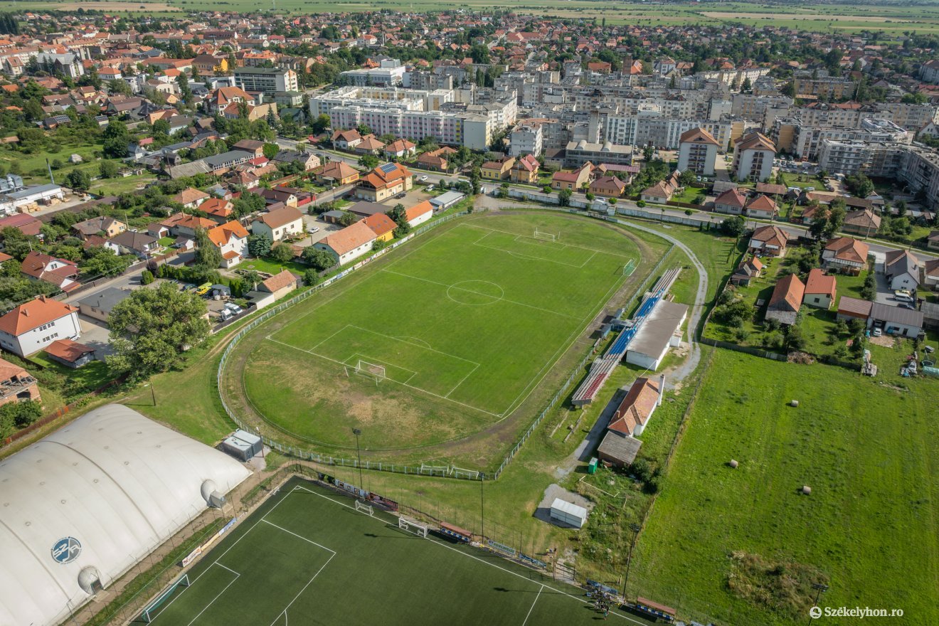 A gyergyószentmiklósi sportbázis madártávlatból: azok pályázhatnak, akik ezt és más sportlétesítményeket élettel töltik meg • Fotó: Pinti Attila