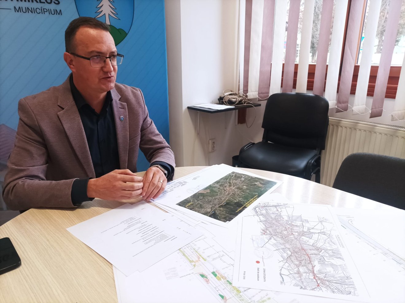 Gyergyószentmiklós polgármestere elmondta, hogy az uniós előírások szerint a projektnek legfeljebb a 20 százaléka irányulhat útfelújításra •  Fotó: Gergely Imre