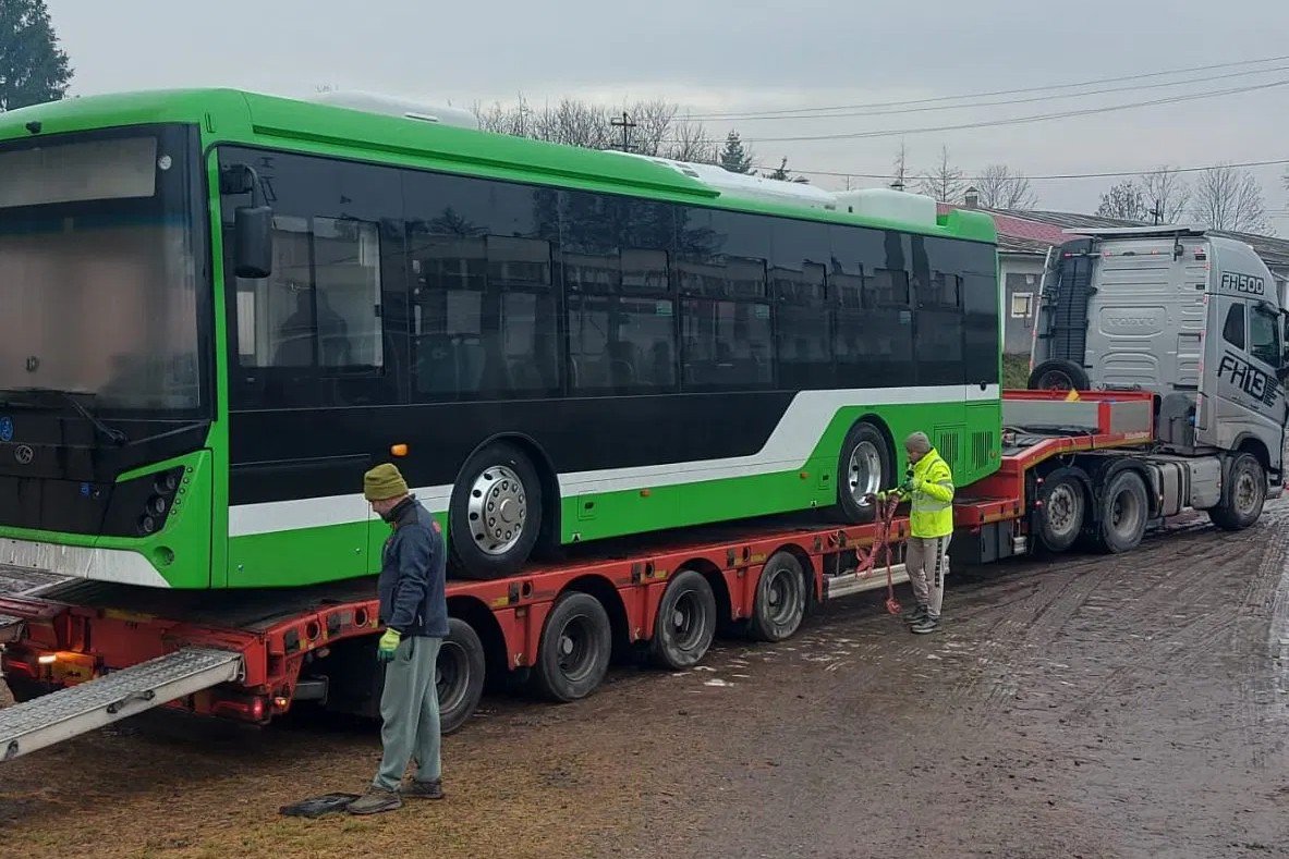 Az első két busz után még hat fog érkezni a Gyergyóba •  Fotó: Gergely Imre