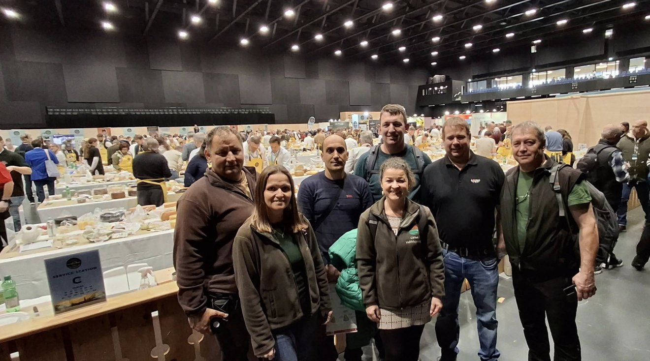 A Caritas Vidékfejlesztés csapata a svájci sajtversenyen • Fotó: Caritas Vidékfejlesztés