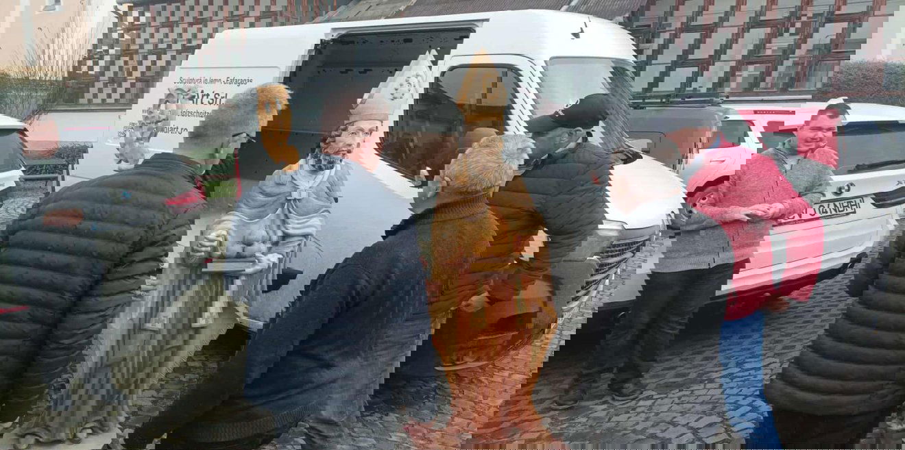 Az új szobor a főoltáron látható műalkotás másolata