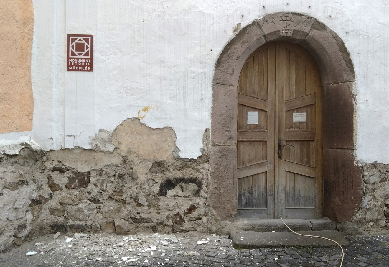 A toronybejárat mellett fedezték fel a karcolásokat és rajzmaradványokat •  Fotó: Larix Stúdió