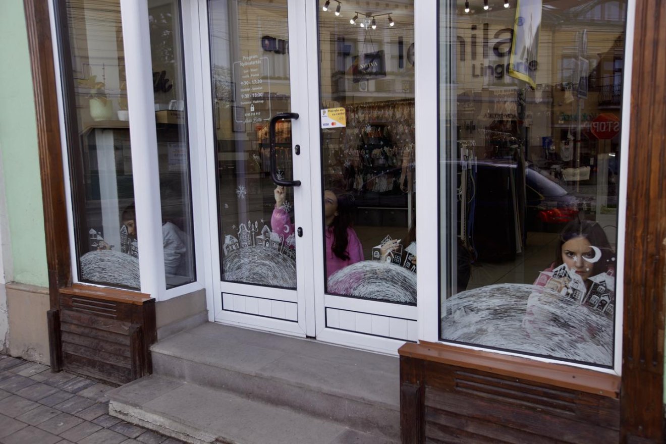 Idén is ünnepi arculatot kapnak a főtéri kirakatok •  Fotó: Gyergyószentmiklós Önkormányzata