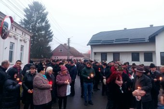 Néma, gyertyafényes kiállás a ditrói kórházért