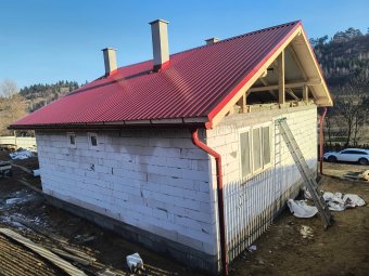 Tető alatt az adományokból épülő ház, de még elkel a segítség