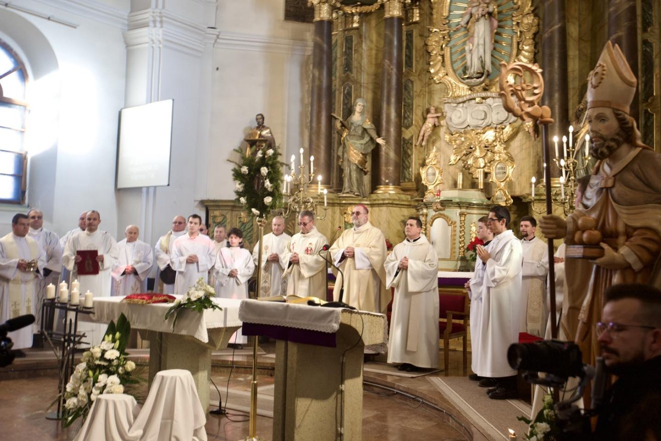 Szent Miklós-ereklye került Gyergyószentmiklós védőszentjének új szobrába