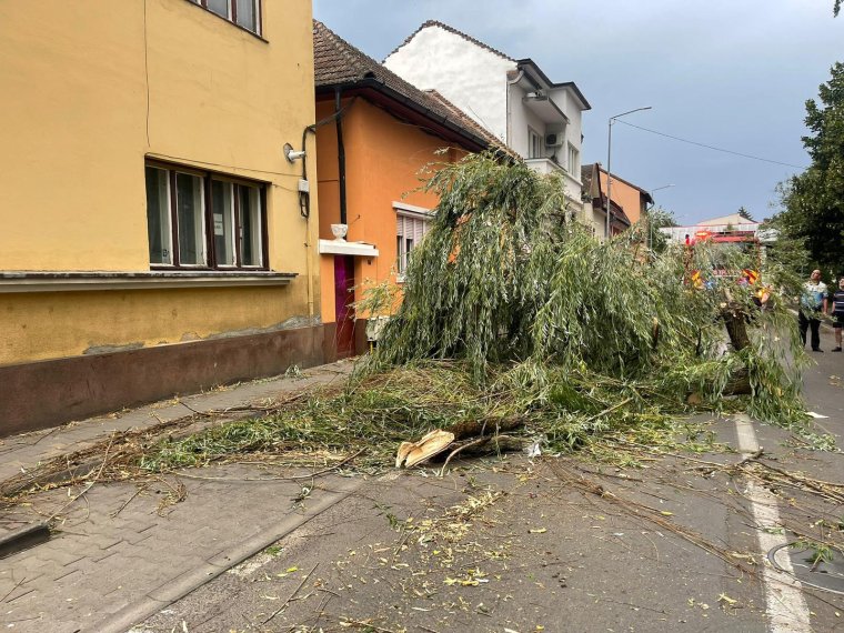 Viharok, tüzek és balesetek: 106 riasztás 24 óra alatt Maros megyében