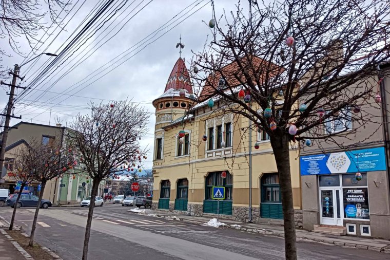 Húsvéti „karácsonyfa” díszített tojásokkal, hideggel és hóval