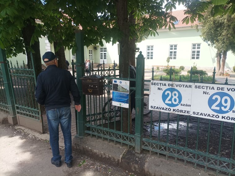 Nincsenek sorok Gyergyószentmiklóson, de folyamatosan mennek az emberek szavazni