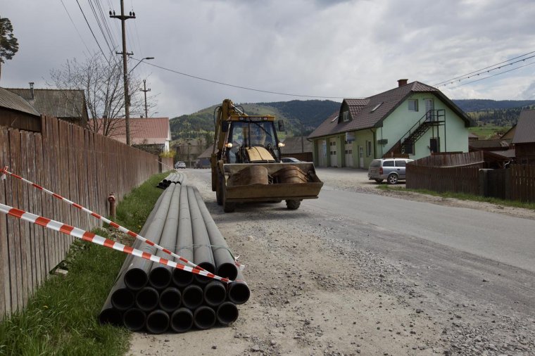 Újra dolgoznak a gyergyószentmiklósi vízhálózat bővítésén