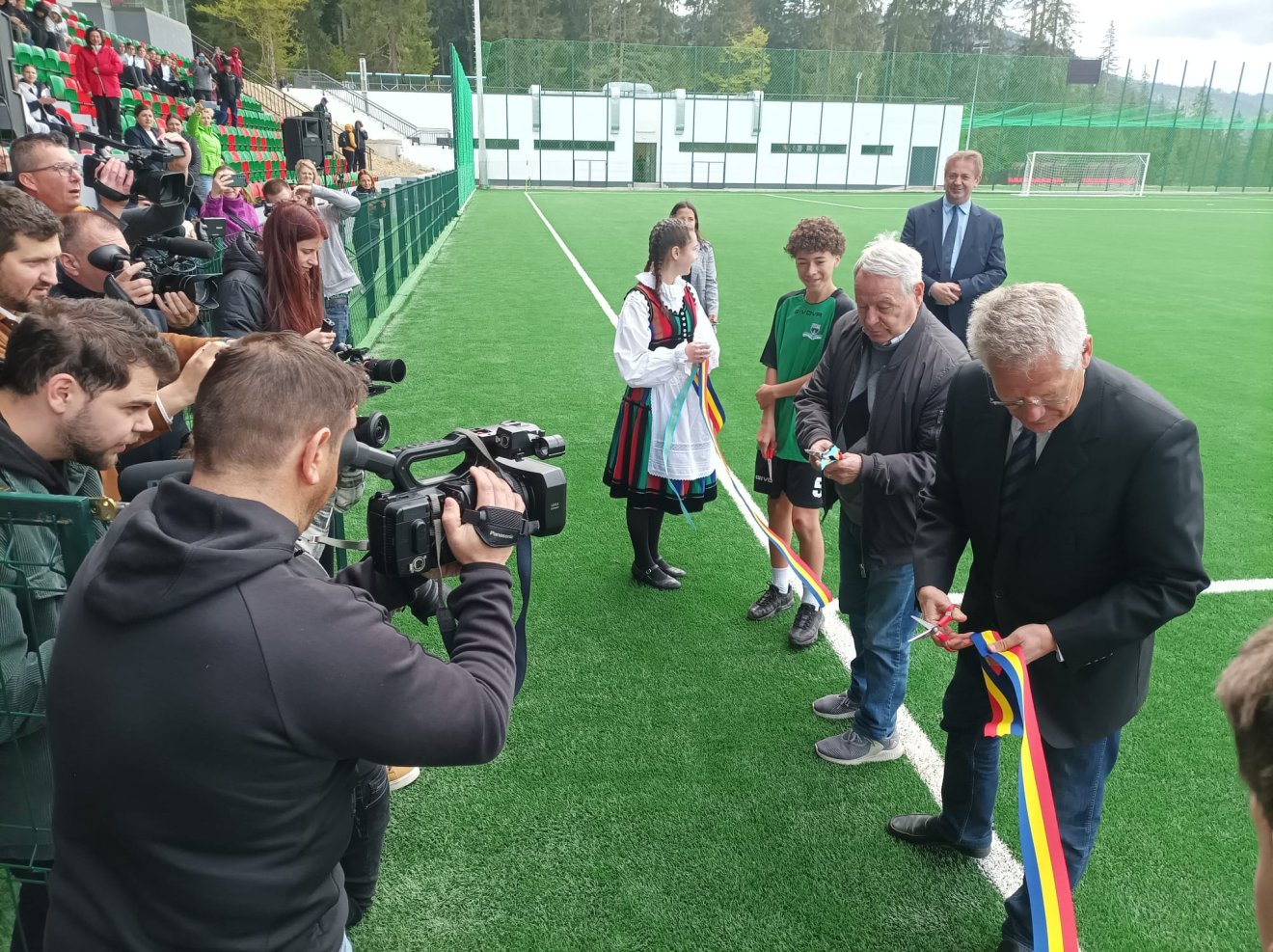 Szalagvágás Bölöni Lászlóval és Farkas Aladárral •  Fotó: Gergely Imre