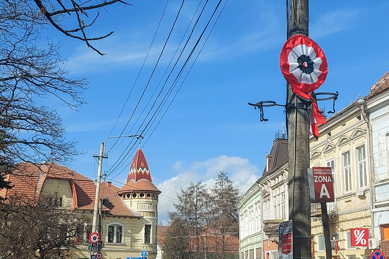 Gyergyószentmiklóson a várost díszítő kokárdákat a Gyergyói Mozgó-Sérültek Egyesülete varrta •  Fotó: Pethő Melánia