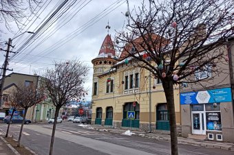 Húsvéti „karácsonyfa” díszített tojásokkal, hideggel és hóval