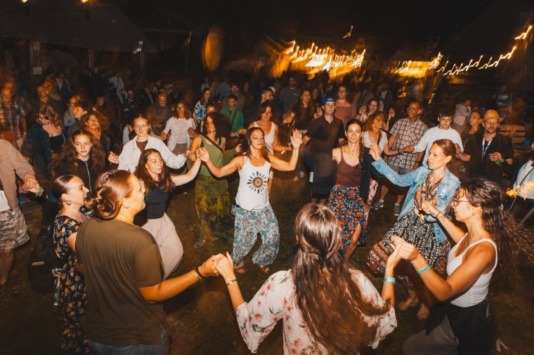 Családias hangulat, telt udvar és sok ismerős – beváltotta a reményeket a Folk & Roll Víkend