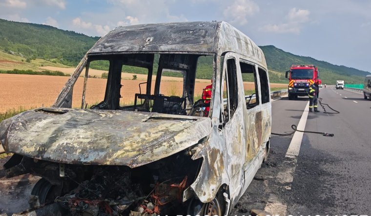 Autópályán gyulladt ki egy kisbusz Marosludas közelében
